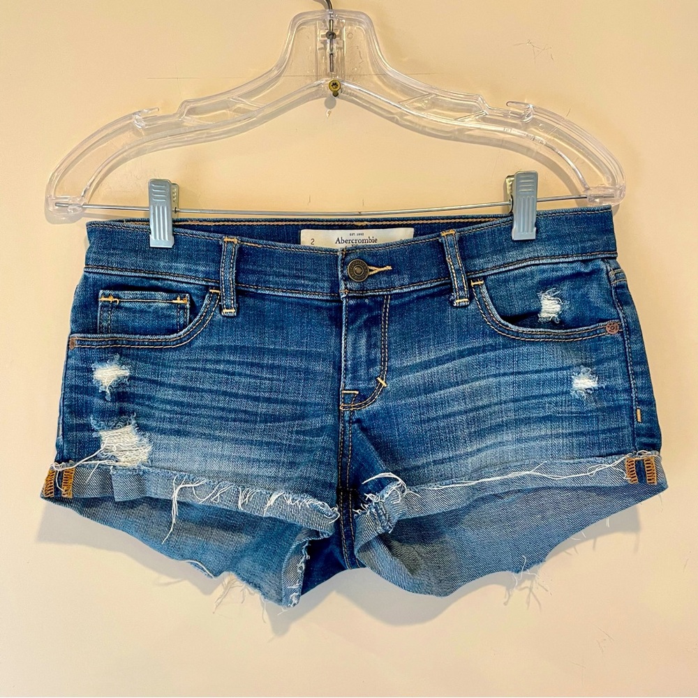 ABERCROMBIE & FITCH • Sz. 2 (26) distressed jean shorts